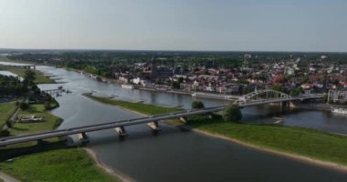 Deventer şehir manzarası, Deventer 'ın silueti üzerinde hava aracı görüntüsü. Gelderland, Hollanda.