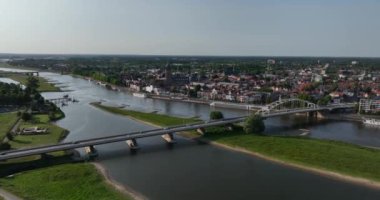 Deventer şehir manzarası, Deventer 'ın silueti üzerinde hava aracı görüntüsü. Gelderland, Hollanda.