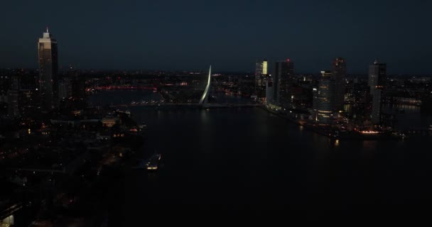夜にロッテルダム市のアイコンであるエラスムスブリッジの空中ドローンビュー 都市のスカイライン 都市の景色 — ストック動画