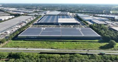 Tilburg, 6 Eylül 2023, Hollanda. Tilburg 'daki Tesla dağıtım merkezinin hava aracı görüntüsü, elektrikli araç şirketi ve sürdürülebilirlik endüstrisini vurguluyor