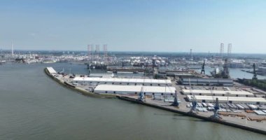 Rotterdam sanayi limanının hava aracı görüntüleri, liman şirketlerini, binaları, tesisleri ve altyapıyı vurguluyor. Hava Genel Görünümü.