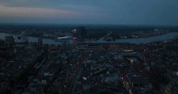 阿姆斯特丹中央体育场夜间空中无人机镜头 重点是市中心城市概览 建筑物 基础设施 道路和城市生活 — 图库视频影像