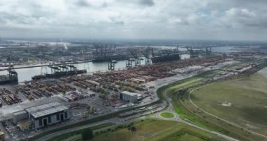 Konteynır liman lojistiği, dünya çapında büyük ölçekli mal taşımacılığı ve Avrupa 'nın en büyük limanlarından biri olan Belçika' nın Antwerp Limanı 'ndaki taşımacılık endüstrisinin insansız hava aracı görüntüsü. Havadan