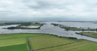 Friesland, Hollanda 'daki Sneekermeer' in insansız hava aracı görüntüsü, Friesland göllerinde boş zaman yelkenciliği ve su sporları aktiviteleri ve doğada dinlenme.