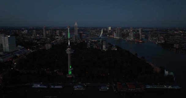 ロッテルダムのユーロマスト観測塔は 市内のユニークな特徴と象徴的な存在を強調しています ロッテルダムスカイラインの夜の概要 都市生活 メトロポール 大きなオランダの都市 — ストック動画
