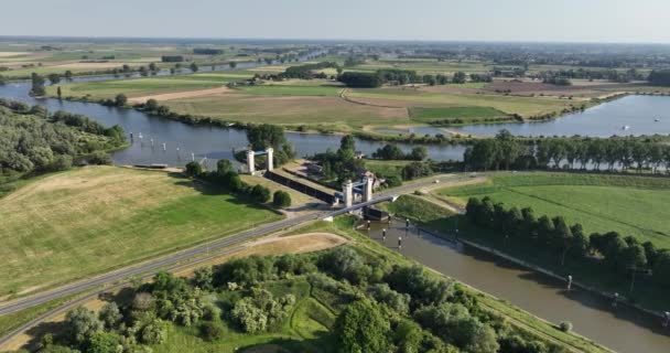 内河航道 荷兰的水控制 桥的交通 以及道路和水上的交通 夏季风景航空概览 — 图库视频影像