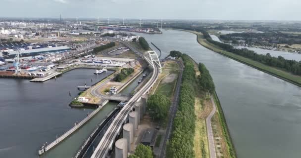 Infrastruktur Rotterdams Hamn Ett Sluss Sluss Väg Och Tågspår Vattenväg — Stockvideo