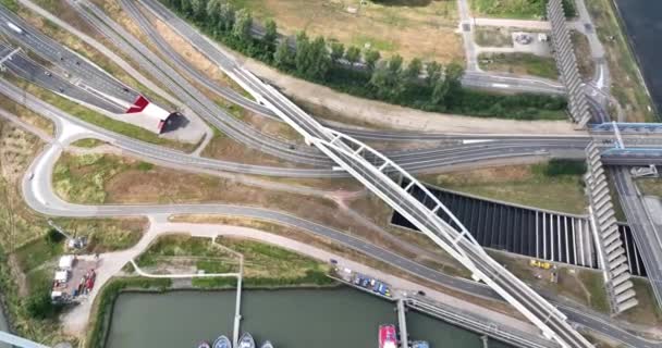 Infrastruktur Rotterdams Hamn Ett Sluss Sluss Väg Och Tågspår Vattenväg — Stockvideo