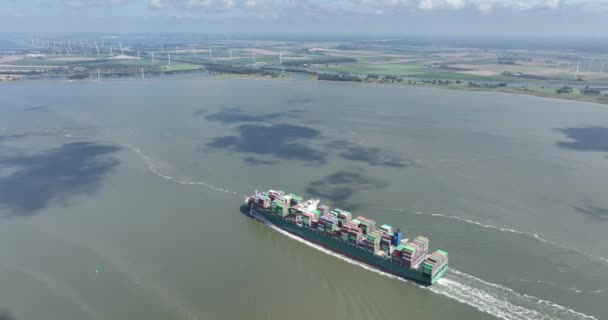 从空中俯瞰海上集装箱船 重点是集装箱船物流业 全球运输和大规模水上运输 — 图库视频影像