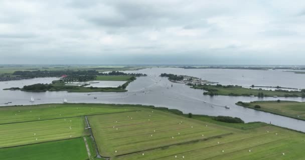 荷兰弗里斯兰Sneekermeer的无人驾驶飞机图像 展示弗里斯兰湖上的休闲航行和水上运动 以及大自然的娱乐活动 — 图库视频影像