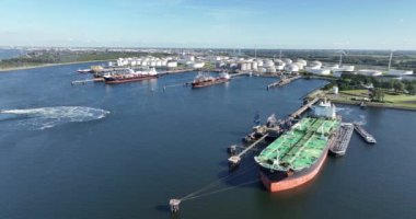Rotterdam, 9 Ağustos 2023, Hollanda. Petrol, yakıt ve petrol gibi sıvı enerji ürünlerinin nakliyesi ve depolanmasına odaklanan Europoort petrokimya sanayiinin insansız hava aracı görüntüsü