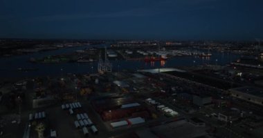 Amsterdam 'ın gece limanının insansız hava aracı görüntüsü lojistik şirketleri, nakliye endüstrisi ve hava kararınca mal taşımacılığı üzerinde yoğunlaşıyor. Hollanda 'da..