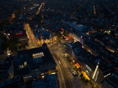 Amsterdam, 16 Eylül 2023, Hollanda, Amsterdam şehir merkezindeki Baraj Meydanı 'nın insansız hava aracı görüntüsü, savaş anıtı. Geceleyin turistik bir yer.