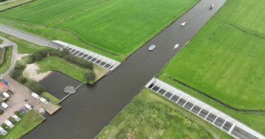 Friesland 'daki su yolları, kanallar, yollar, su altındaki tüneller ve su kemerleri de dahil olmak üzere ulaşım altyapısının insansız hava aracı görüntüsü. Bir doğa manzarasında hareketlilik.