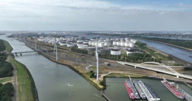 Rotterdam limanının hava aracı görüntüsü, Watrway taşımacılığı ve büyük silolarda sıvı veya gaz enerji ürünlerinin depolanması. Su üzerindeki fosil yakıt endüstrisi ve etrafındaki Hollanda altyapısı.