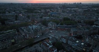 Amsterdam üzerinde uçan hava aracı görüntüleri trafik, kentsel yaşam, toplu taşıma ve kanallara odaklanıyor. Hollanda 'da..