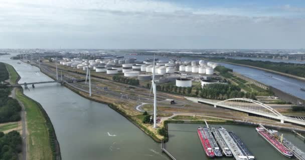 从空中俯瞰鹿特丹港 水路运输和在大筒仓中储存液体或气体能源产品 水方面的化石燃料工业及其周边的垃圾基础设施 — 图库视频影像