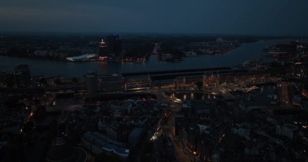 从空中俯瞰阿姆斯特丹中央火车站 夜景全景 伊吉河 城市景观 城市景观和天际线 旅游目的地 — 图库视频影像
