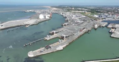 Calais Limanı 'nın hava aracı görüntüsü. Feribot terminali, ulaşım endüstrisi, deniz yolculuğu, terminal, deniz aşırı nakliyat. Endüstriyel port.
