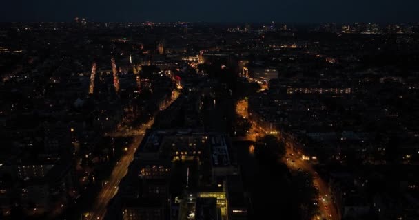 阿姆斯特丹夜间的空中无人机镜头对微型飞机网站非常有效 凸显了城市景观 交通和城市充满活力的夜间氛围 — 图库视频影像