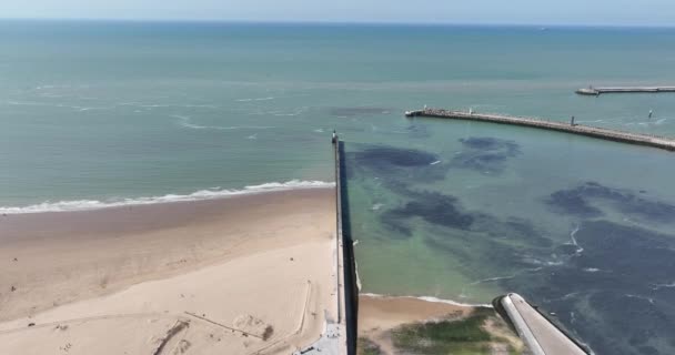 Luftaufnahme Einer Symmetrischen Seebrücke Die Ins Meer Mündet Mit Küste — Stockvideo