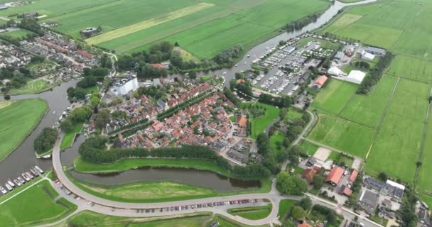 古い要塞化された歴史的村の空中ドローンビューは 中世からの歴史と都市計画の遺跡を示しています 市内の運河を利用した防衛システム — ストック動画