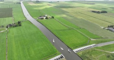 Friesland 'daki su yolları, kanallar, yollar, su altındaki tüneller ve su kemerleri de dahil olmak üzere ulaşım altyapısının insansız hava aracı görüntüsü. Bir doğa manzarasında hareketlilik.
