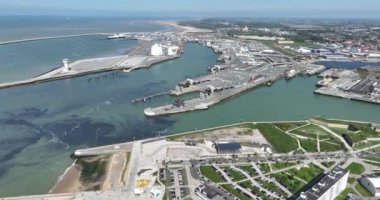Calais Limanı 'nın hava aracı görüntüsü. Feribot terminali, ulaşım endüstrisi, deniz yolculuğu, terminal, deniz aşırı nakliyat. Endüstriyel port.