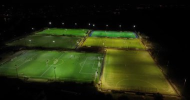 Geceleri futbol antrenman tesisi, çocuklar için spor, yetişkinler için. Egzersiz, antrenman ve antrenman. Futbol, futbol, hokey sahası. Gece antrenmanı..