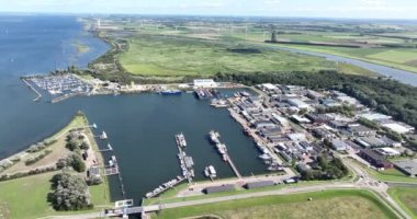Haringvliet, 8 Ağustos 2023, Hollanda. Hollanda 'nın Zeeland ilindeki bir deniz limanının insansız hava aracı görüntüsü. Ayrıca Delta Works 'ün altıncı yapısına açılıyor. Port for