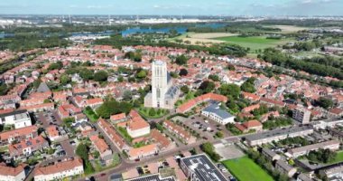 Hollanda 'nın tarihi güçlendirilmiş Brielle kasabasındaki Sint Catharijnekerk kilisesinin insansız hava aracı görüntüsü..