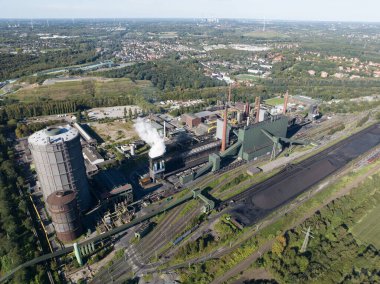 Kola fabrikasının hava aracı görüntüsü, kömürü daha saf bir yakıt yapmak için özel ısı tedavisi. Ezilmiş kömürün termolizi. Bottrop, Almanya