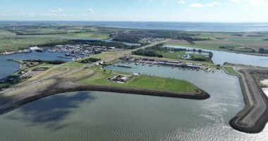 Hollanda 'nın Zeeland ilindeki bir deniz limanının insansız hava aracı görüntüsü. Ayrıca Delta Works 'ün altıncı yapısına açılıyor. İşçilik limanı, pırasa balıkçılığı, eğlence yelkenciliği ve