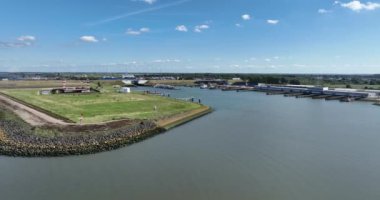 Hollanda 'nın Zeeland ilindeki bir deniz limanının insansız hava aracı görüntüsü. Ayrıca Delta Works 'ün altıncı yapısına açılıyor. İşçilik limanı, pırasa balıkçılığı, eğlence yelkenciliği ve