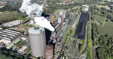 Kola fabrikasının hava aracı görüntüsü, kömürü daha saf bir yakıt yapmak için özel ısı tedavisi. Ezilmiş kömürün termolizi. Bottrop, Almanya