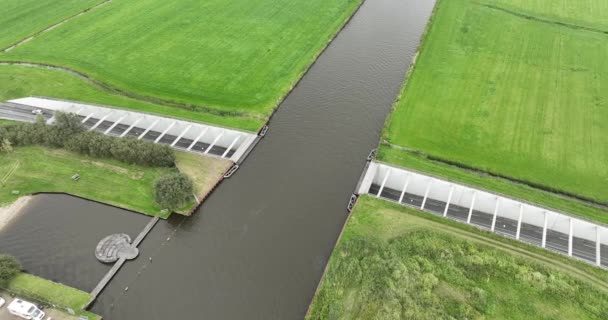 Luchtdrone Zicht Nederlandse Infrastructuur Onderwaterwegen Transportmobiliteit Vrijetijdsbesteding Zeilen Watersport — Stockvideo