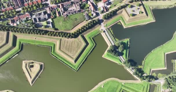 一个有运河环绕的设防古城的空中无人驾驶镜头 文化遗产 城市规划 — 图库视频影像