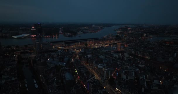 从空中俯瞰阿姆斯特丹 夜间俯瞰城市 城市景观 大都市 建筑物 中央车站 基础设施 道路和住房 — 图库视频影像