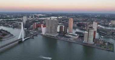 Rotterdam, 5 Eylül 2023, Hollanda. Kop van Zuid ve binaları, şehir manzarası Rotterdam, Nieuwe Maas nehri şehrin ufuk çizgisi.