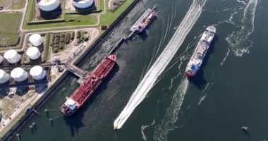 Rotterdam, 2 Temmuz 2023, Hollanda. Rotterdam Limanı, gemi ve gemi endüstrisinin yakıt ikmali. Sıvı enerji, petrol ve tank altyapısı. Hava aracı görünümü.