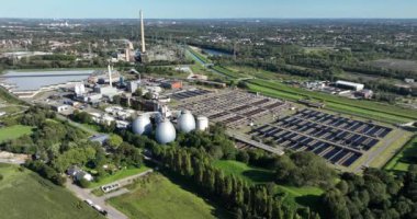 Kanalizasyon arıtma tesisinin havadan aşağı görüntüsü. Suyun temizlenmesi, arıtma, atık su arıtma, endüstriyel atık su arıtma. Bottrop, Almanya.