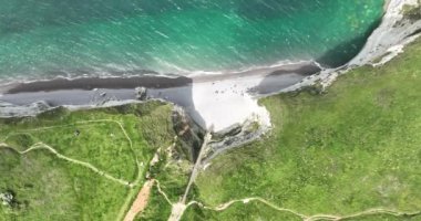 Normandiya 'daki bir sahil kayalıklarının insansız hava aracı görüntüsü. Yaz turizm merkezi, deniz, sahil, çimen, kayalar, doğa.