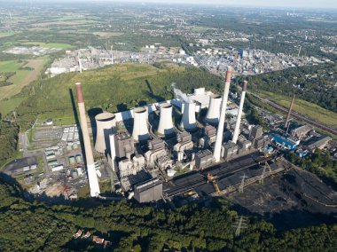 Kraftwerk 'in hava aracı görüntüsü, elektrik santrali, enerji endüstriyel altyapısı. Almanya 'da fosil yakıtlar.