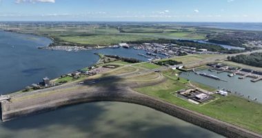 Hollanda 'nın Zeeland ilindeki bir deniz limanının insansız hava aracı görüntüsü. Ayrıca Delta Works 'ün altıncı yapısına açılıyor. İşçilik limanı, pırasa balıkçılığı, eğlence yelkenciliği ve