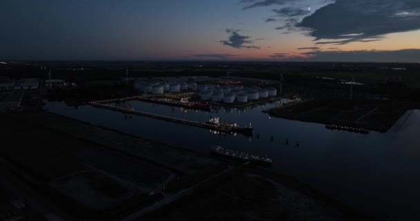2023年8月22日 アムステルダム オランダ エボスのターミナル 燃料の貯蔵 液体エネルギー産業 石油製品について 夜間の空中ドローンビュー — ストック動画
