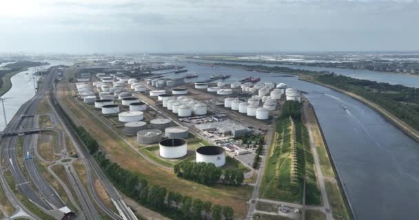 2023年7月2日 鹿特丹 荷兰从空中俯瞰鹿特丹的Europoort 凸显了液体能源 化石燃料 能源工业和运输业的巨大储存量 — 图库视频影像