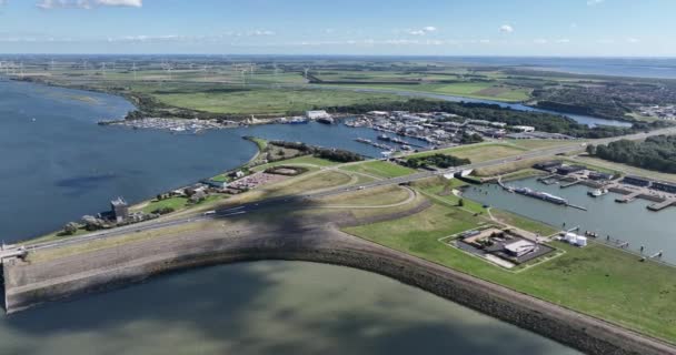 オランダのゼーランド州の海港の空中ドローンビュー デルタワークスの6番目の構造にもつながっています バシネスの漁業 レジャーセーリングのための港 — ストック動画