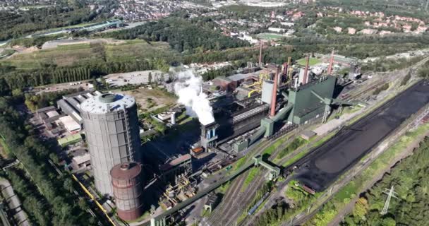 从空中俯瞰焦化厂 工业冶金机械 金属工业 焦化厂 烟囱和工业区 — 图库视频影像