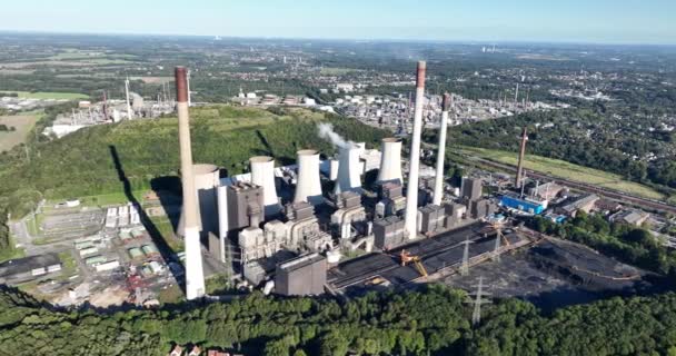 大規模な化石石炭火力発電所 発電所に関する空中ドローンビュー エネルギー生産 地球温暖化 化石燃料 煙のステークス施設 — ストック動画