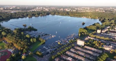 Hollanda 'nın Rotterdam kentindeki Krallık Plas' ının insansız hava aracı görüntüsü. Eğlence amaçlı göl ve Rotterdam dönüm noktası, doğa, su, deniz kenarı ve açık hava aktiviteleri.